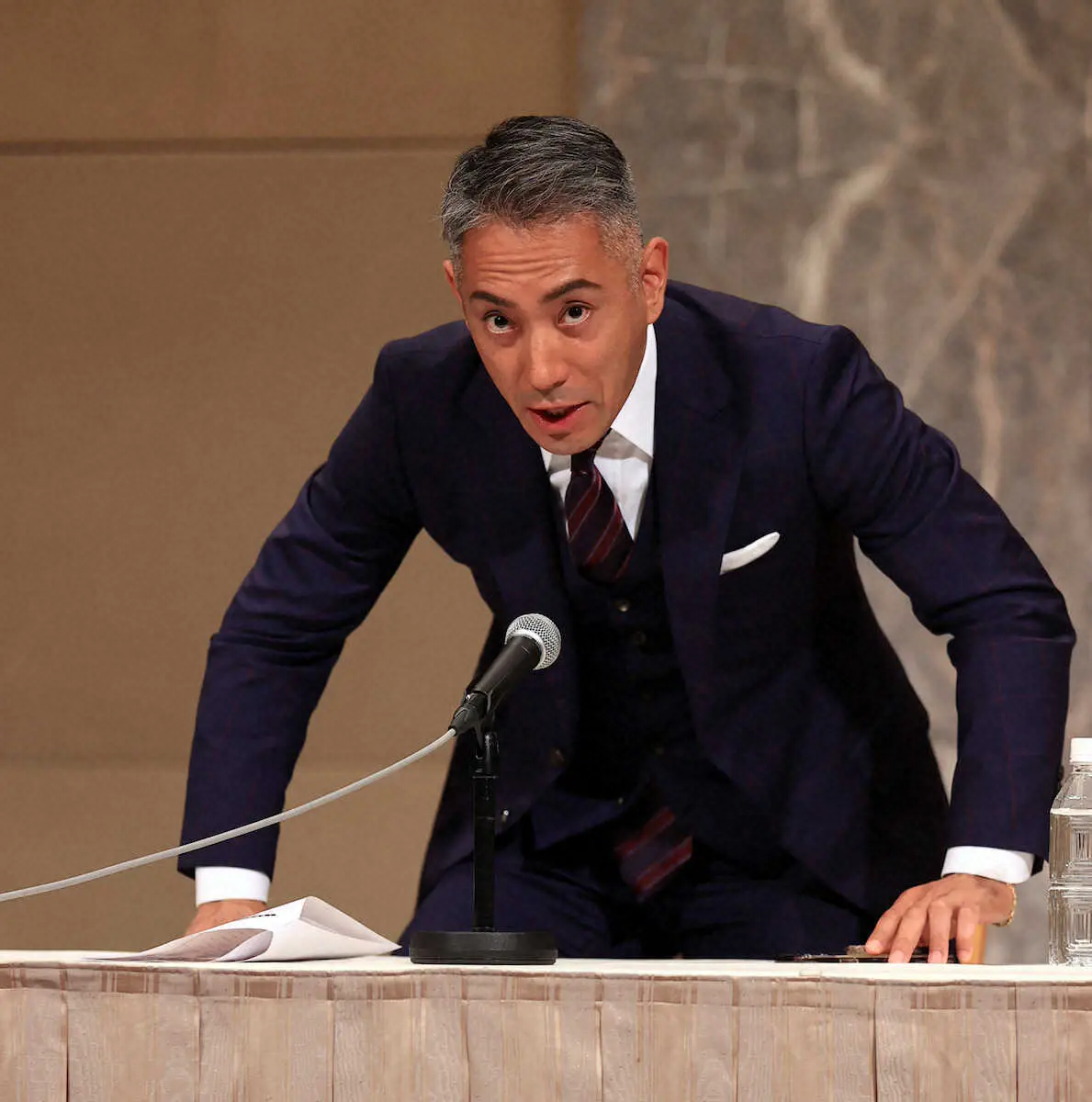 【画像・写真】取材会を終え、席を立つ市川團十郎（撮影・久冨木　修）