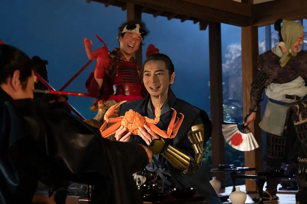 【画像・写真】大河ドラマ「どうする家康」第14話。織田信長（岡田准一・左端）の前で「えびすくい　かにVer.」を披露する徳川家康（松本潤・中央）ら（C）NHK
