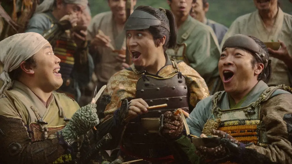 【画像・写真】大河ドラマ「どうする家康」第14話。敦賀のカニに舌鼓を打つ（左から）平岩親吉（岡部大）、渡辺半蔵守綱（木村昴）、鳥居元忠（音尾琢真）（C）NHK