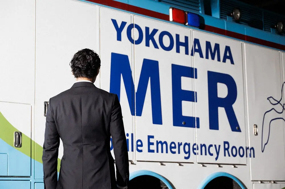 「TOKYO　MER～隅田川ミッション～」。「YOKOHAMA　MER」が誕生、新しいERカー「YO1」の前に立つ音羽尚（賀来賢人）（C）TBS