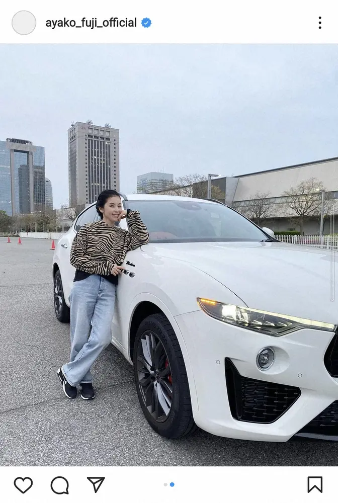 【画像・写真】藤あや子　私服姿でドライブ　高級外車との2ショット披露に「超カッコいい」「素敵」「ボンドガール」の声