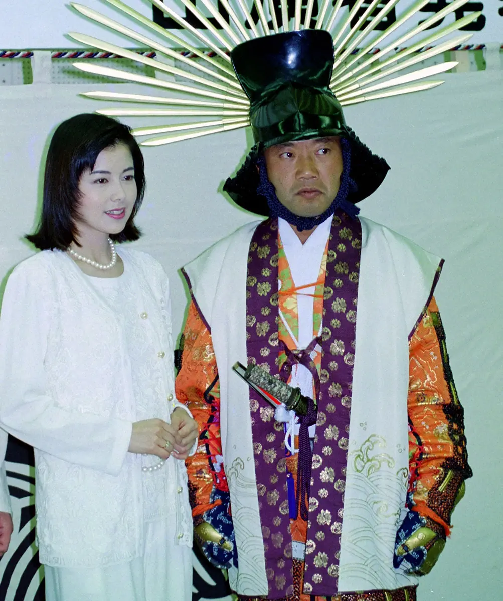 1995年3月、NHK大河「秀吉」制作発表に出席した沢口靖子（左）と竹中直人