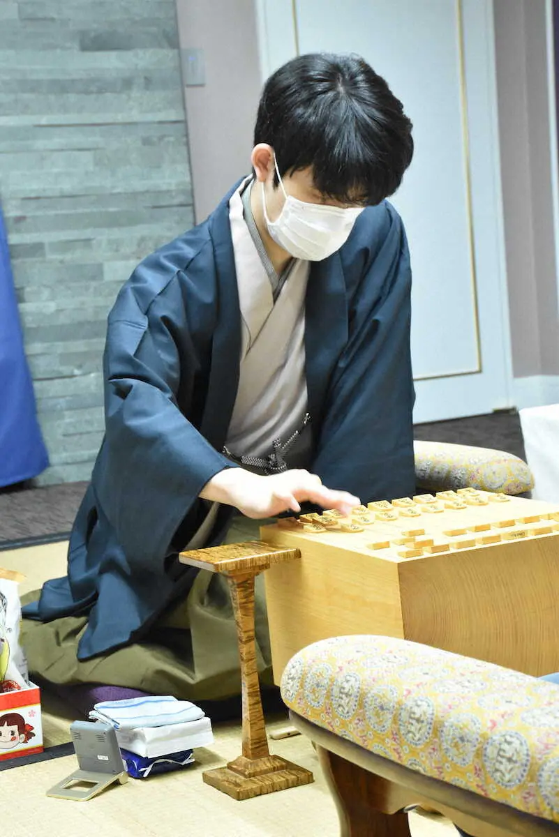 【画像・写真】藤井叡王　菅井八段との第2局始まる　「最高の将棋を」負ければカド番・菅井の選択は三間飛車