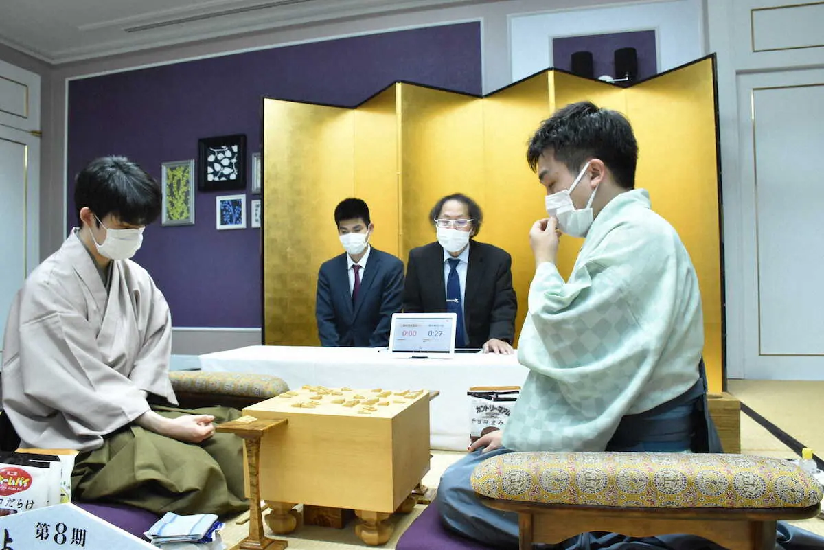 【画像・写真】叡王戦五番勝負第2局（手前左から）藤井聡太叡王と菅井竜也八段（提供・日本将棋連盟）
