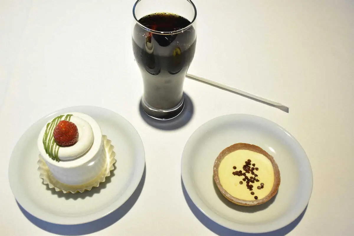 【画像・写真】ショートケーキの宝石箱とチョコバナナタルト、アイスコーヒー（日本将棋連盟提供）