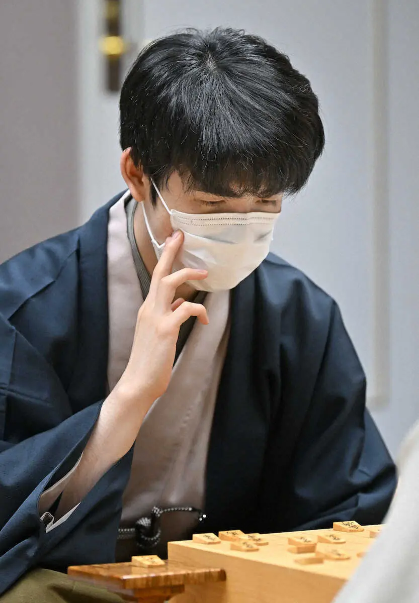 【画像・写真】第8期叡王戦5番勝負第2局で、菅井竜也八段に敗れた藤井聡太叡王