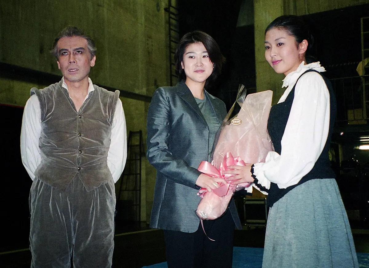 1999年、824回の上演記録した「ラ・マンチャの男」　。2000年に出演する姉の松本紀保（中）から花束を贈られた松たか子と松本幸四郎（当時）