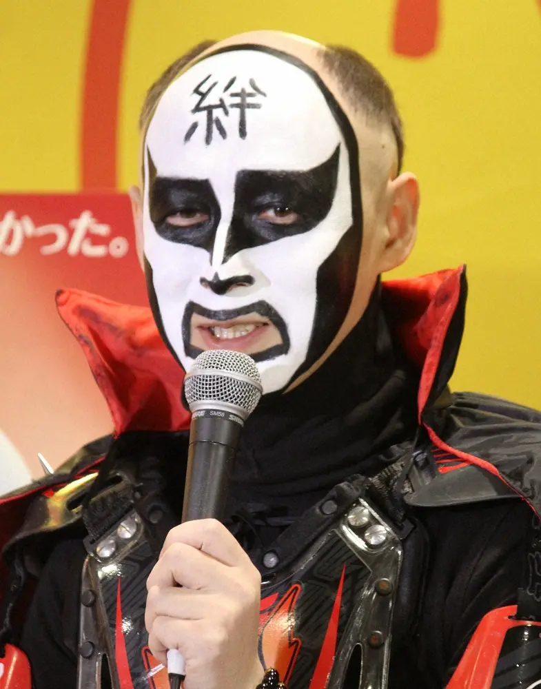 【画像・写真】鉄拳　愛鳥シロハラインコ・ピー助の散歩姿が衝撃的と話題「鳥用ハーネスがあるとは！」