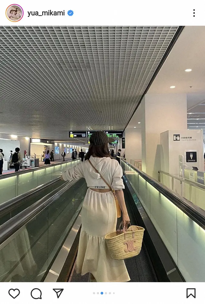 【画像・写真】三上悠亜　美背中ちらりのスウェットワンピ姿披露に「綺麗でかわいい美人さん」「お似合いで素敵」の声