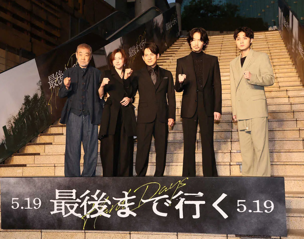 【画像・写真】フォトセッションに臨んだ（左から）柄本明、広末涼子、岡田准一、綾野剛、磯村勇斗（撮影・西海健太郎）