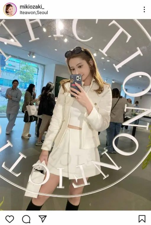 【画像・写真】求愛番組モテモテ女社長　ミニスカ白コーデ披露に「相変わらずカワい美女～」「最高に魅力的です！」