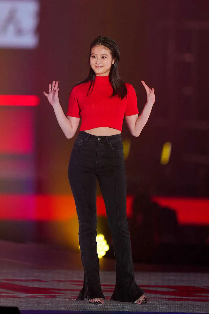 【画像・写真】今田美桜　ラストマン現場では「みんなでモノマネ」おなかがチラリ真っ赤なトップスでガルアワ登場