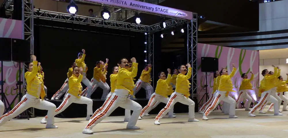 クイーンのフレディー・マーキュリーに扮した格好でダンスする大阪府立登美丘高校のダンス部員たち