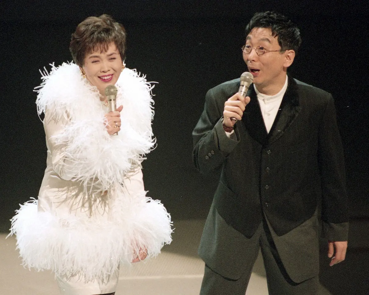 1994年、フワフワ白ドレスに身を包んだ上沼恵美子と古舘伊知郎が紅白歌合戦の司会を務めた