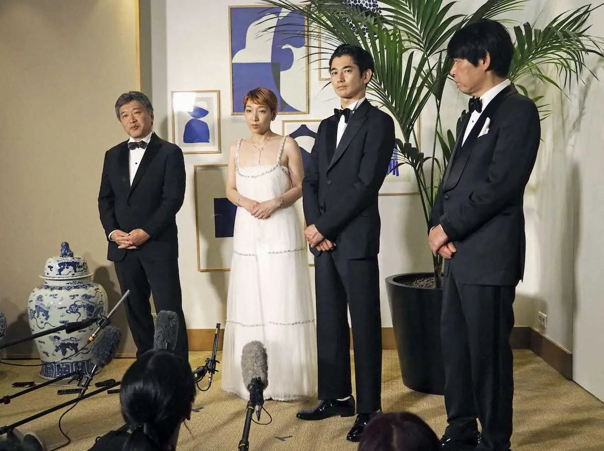 【画像・写真】是枝裕和監督「自分でも感動」　坂本龍一さんへ追悼拍手9分半　カンヌで作品上映