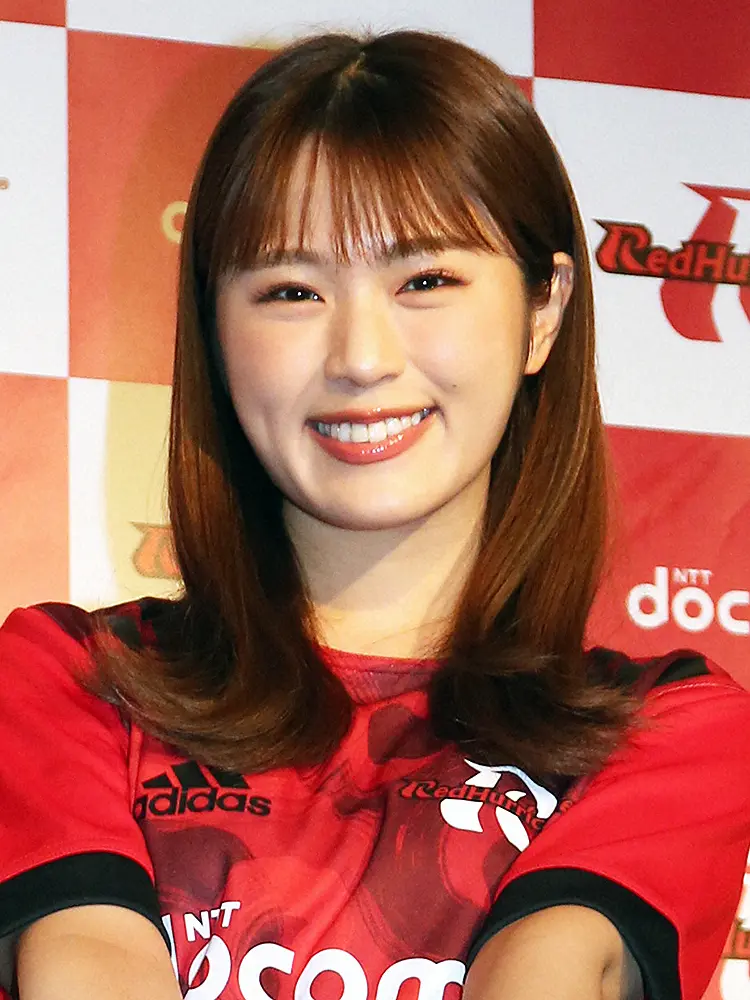 【画像・写真】渋谷凪咲の背中にチラリと…真相を本人が説明「パンサーの向井さんが引いていたみたいで」