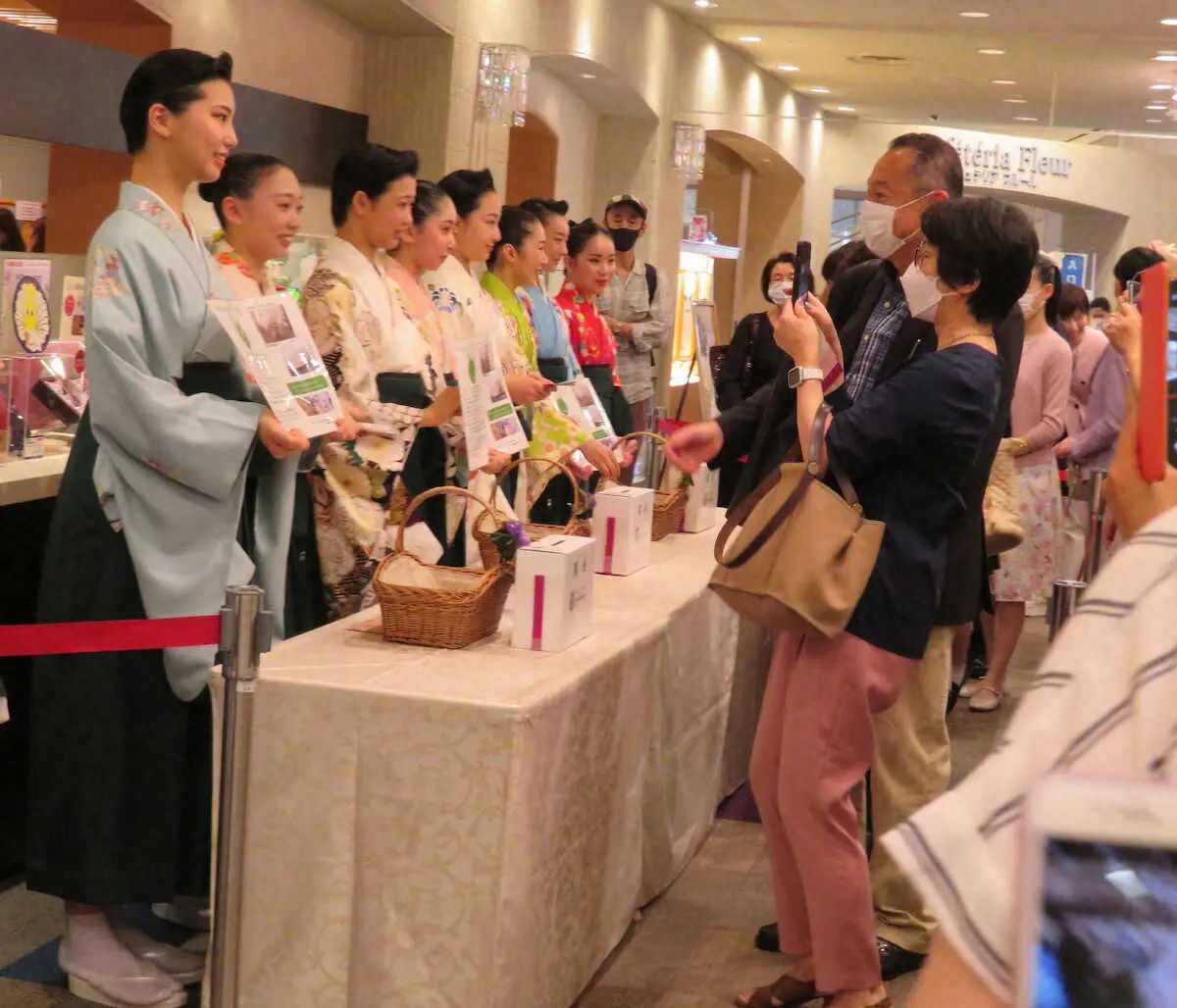 【画像・写真】宝塚音楽学校「すみれ募金」4年ぶりに実施　110期・工藤すず奈さん「憧れの行事…光栄に思います」