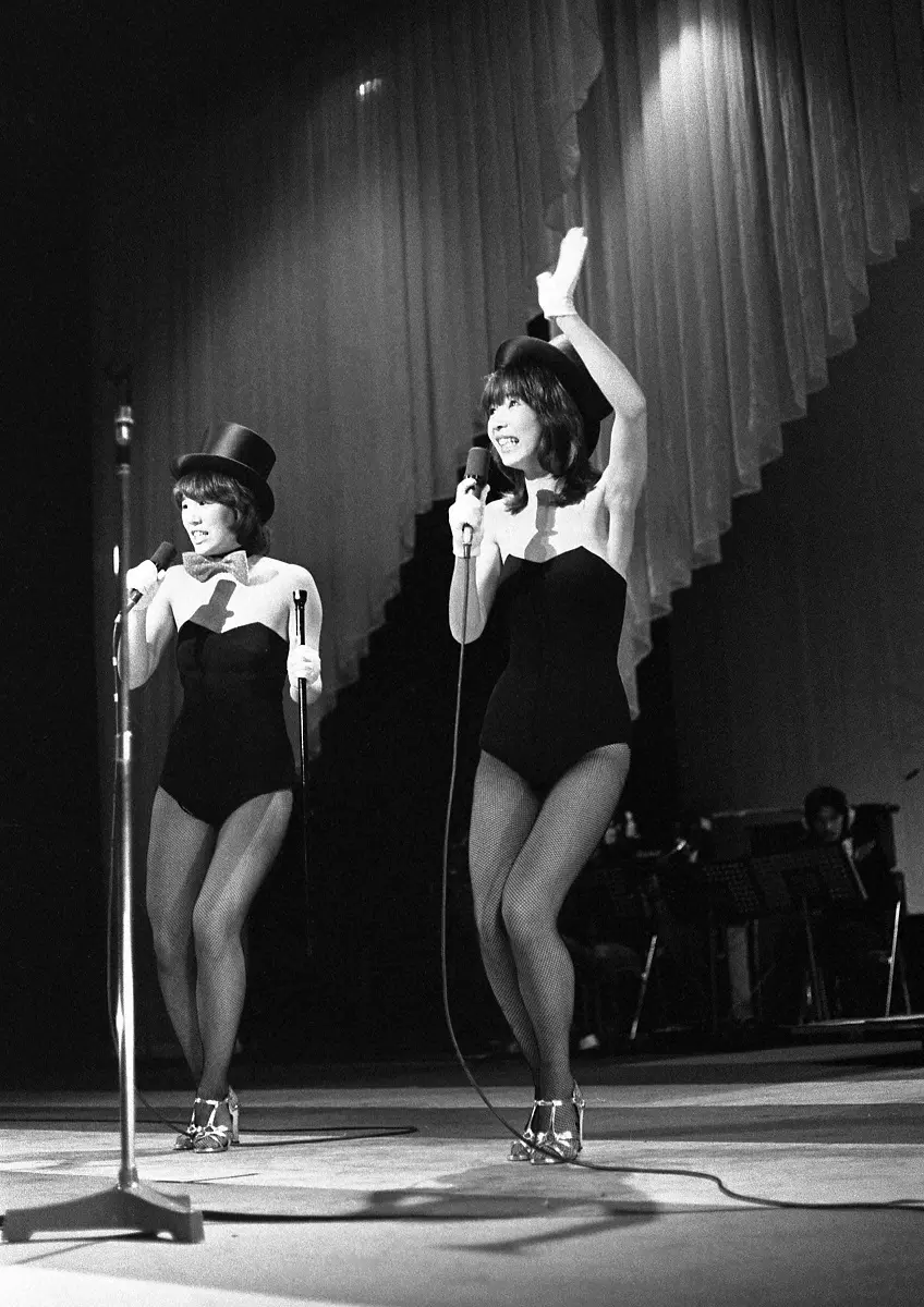 1977年、コンサートで歌う「ピンクレディー」のミーとケイ