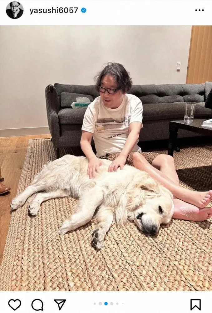 【画像・写真】秋元康氏、広々とした自宅公開!犬と遊ぶ姿にも反響「綺麗なゴールデン」「俺より良いもん食べてそう」