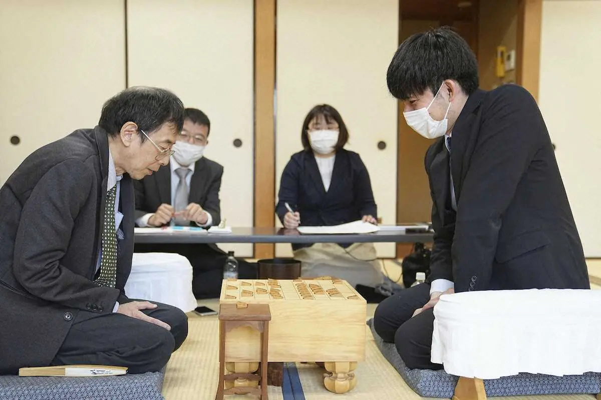 【画像・写真】小山四段白星デビュー　将棋界初、棋士養成機関・奨励会を経ずに棋士編入試験で合格