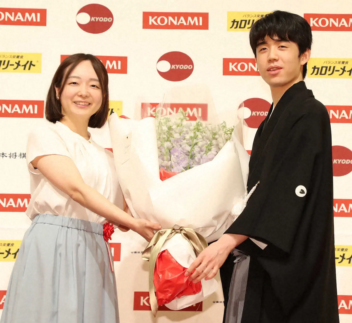 【画像・写真】＜第48期　棋王戦　コナミグループ杯　棋王就位式＞室田伊緒女流二段から花束を受け取る藤井聡太棋王（撮影・大城　有生希）