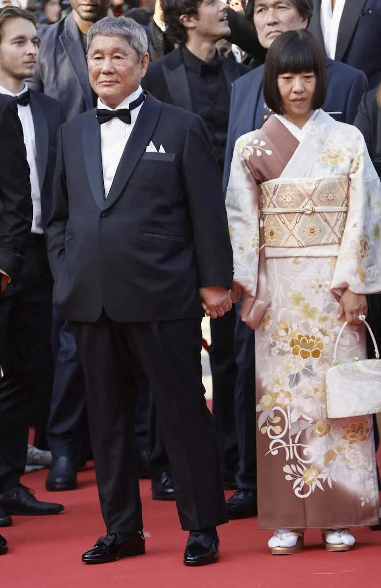 　カンヌ国際映画祭で映画「首」の上映前にレッドカーペットを歩く北野武監督（左）と夫人＝23日、フランス・カンヌ（AP）