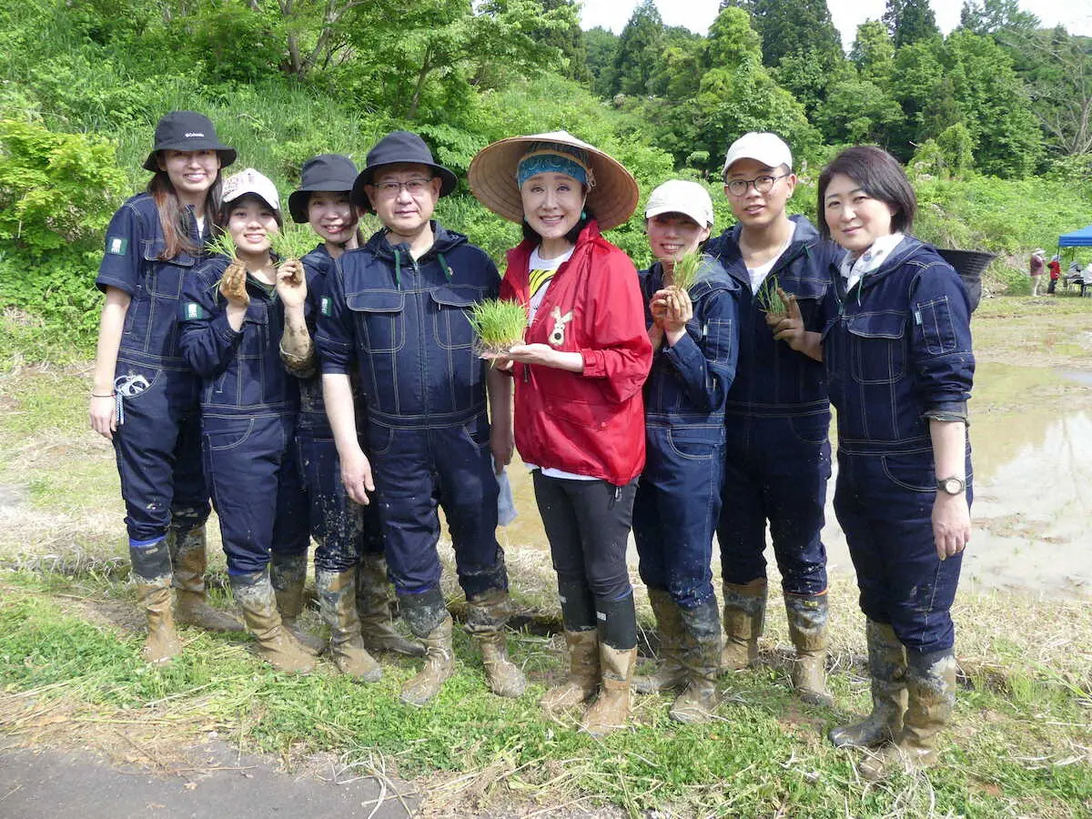 新潟県長岡市山古志地域の小林幸子田で田植えをした小林幸子（左から5番目）。東京農大の江口文陽学長（同4番目）や学生も参加
