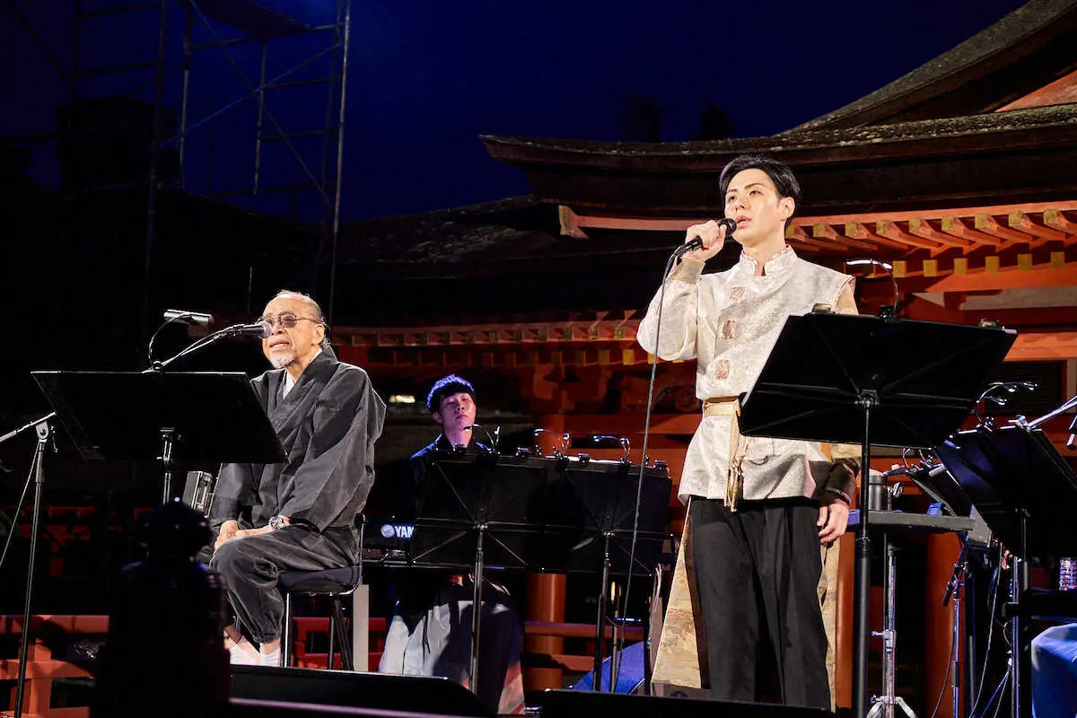 厳島神社でコンサートを行った林部智史（右）と小椋佳さん