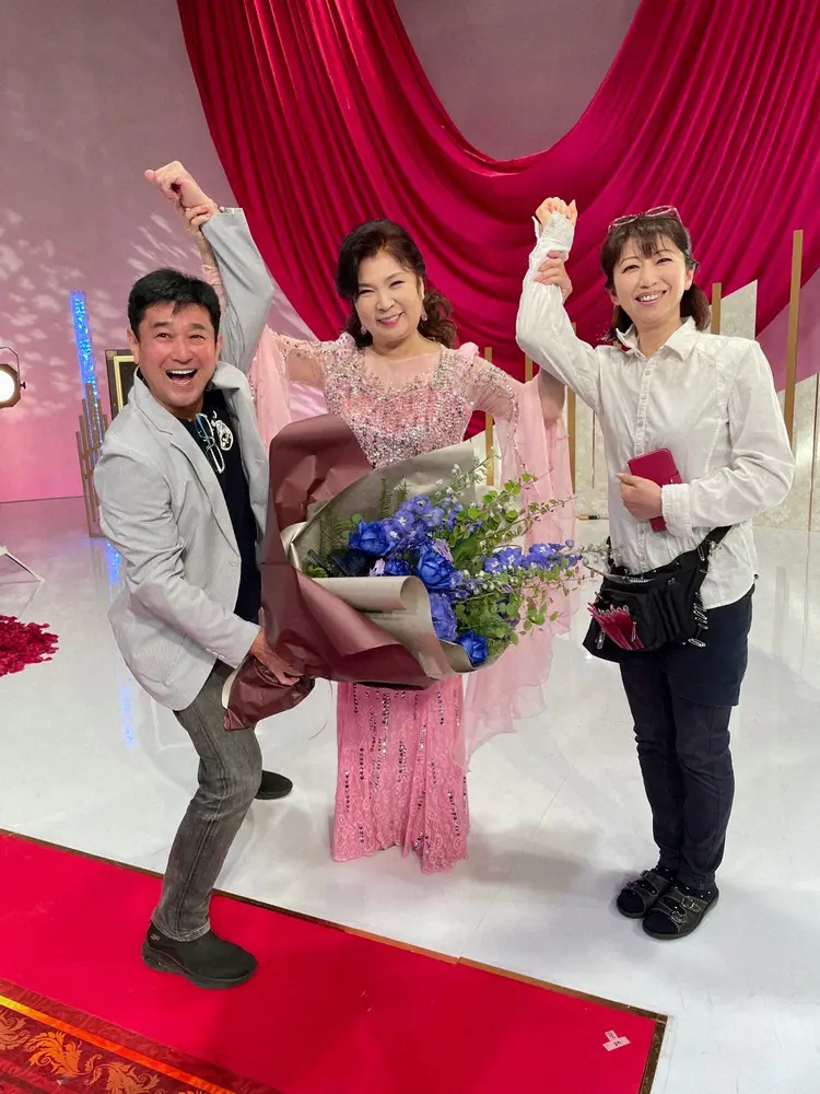 【画像・写真】再婚した新田純一とお相手の聡子さん（右）中央は保証人となった八代亜紀