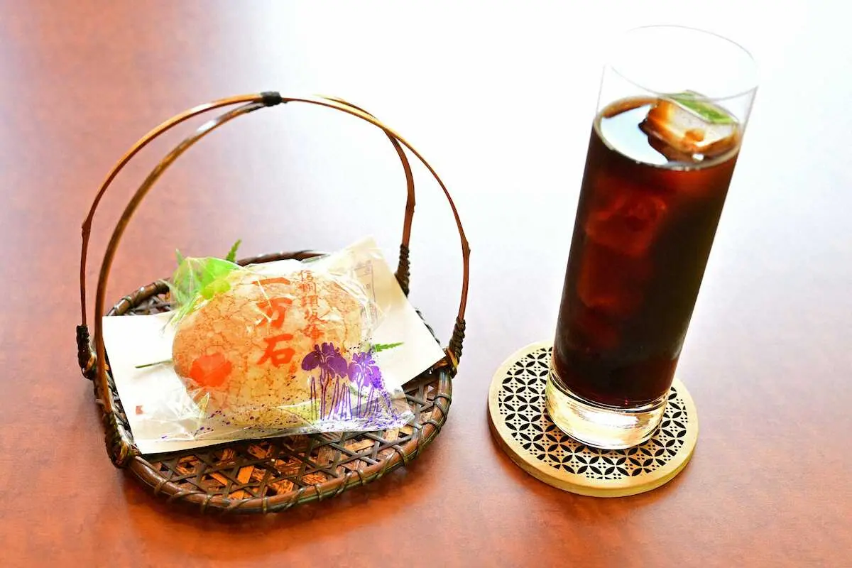 【画像・写真】藤井王将午前のおやつは「一万石」（あんずジャムとバタークリームのふわふわ無添加ブッセ）とアイスコーヒー（日本将棋連盟提供）