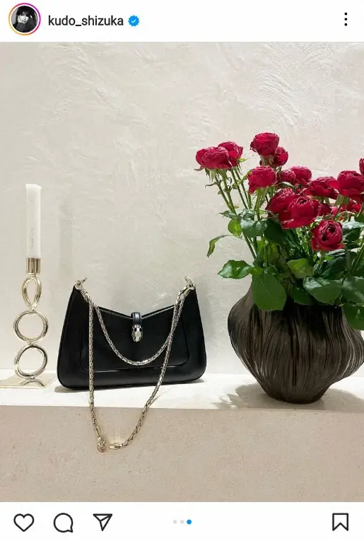 【画像・写真】工藤静香　ジャケットにブルガリのバッグを肩に掛けた姿で…「ザ・大人の女性」「カッコいい」