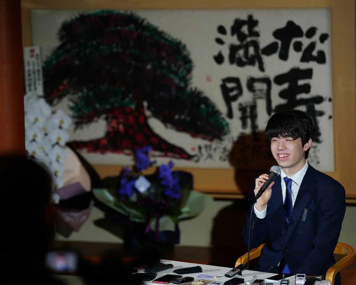 【画像・写真】藤井新名人　「温故知新」と揮毫　谷川17世名人の逸話を意識　4勝1敗での獲得から一夜明け取材