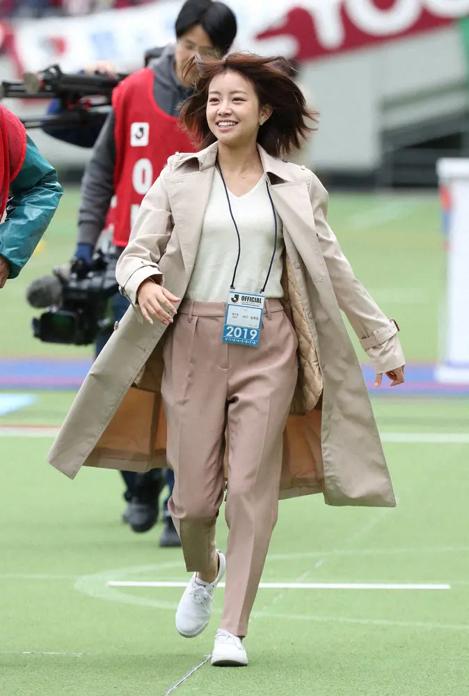 NHK BS1 「Jリーグタイム」のキャスター時代、さっそうと歩く中川絵美里