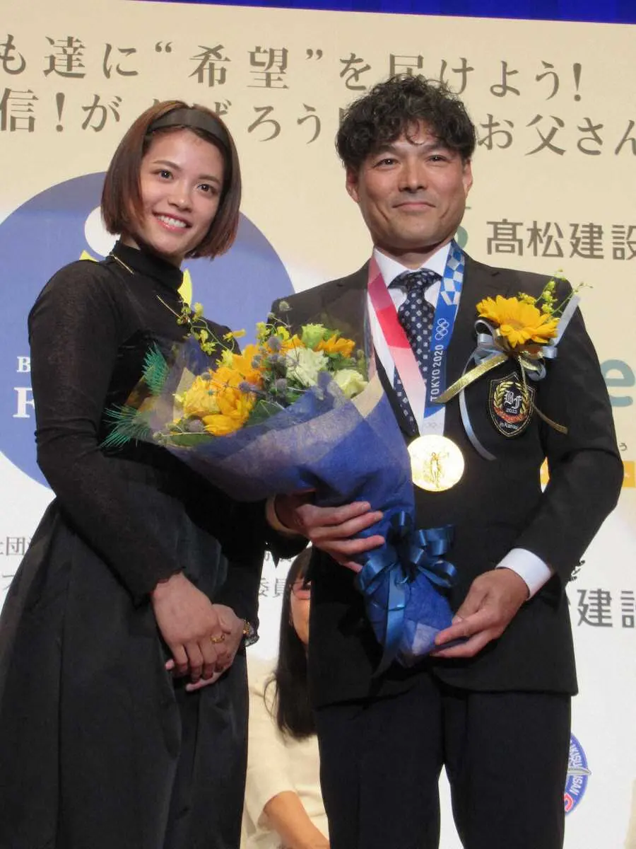 【画像・写真】受賞後に記念撮影に応じる阿部浩二さんと娘の阿部詩