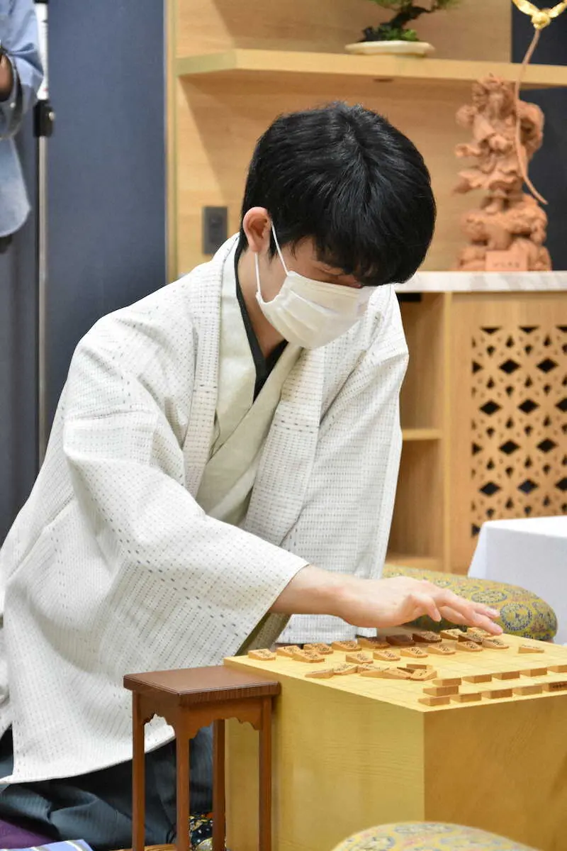 【画像・写真】藤井聡太棋聖　初の海外対局制し先勝　ベトナム料理「コムガー」で鋭気　土俵際から押し返した