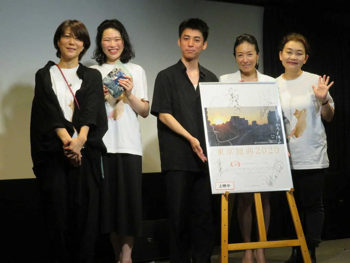 【画像・写真】三島有紀子監督が故郷・大阪で舞台あいさつ　客席の手作り横断幕に思わず恐縮「アイドルでもないのに…」