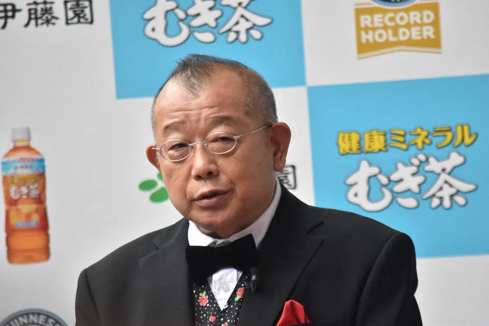 【画像・写真】笑福亭鶴瓶　麦茶CMキャラ25年目に自分でもビックリ　顔模様の巨大気球打ち上げ「感無量」