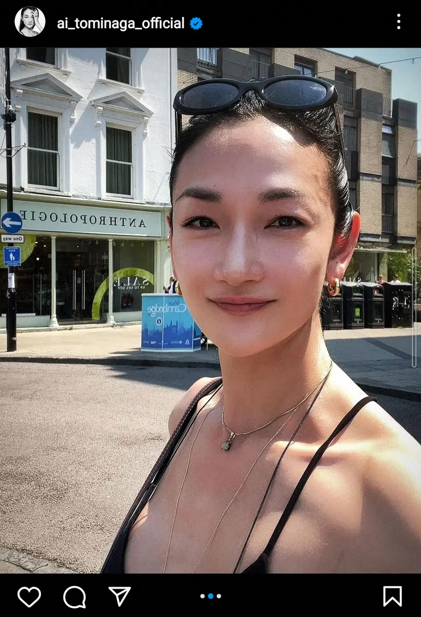 【画像・写真】冨永愛　英国の空に映えるブルーコーデと衝撃スタイル　「永遠に美しい」「肌綺麗」「脚ナガ」の声