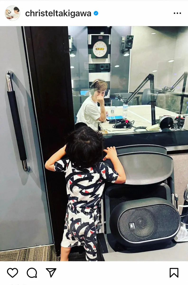 【画像・写真】滝川クリステル　3歳・長男の仕事場同伴のほっこり母子ショット公開に「かわいすぎ」「とても癒されます」