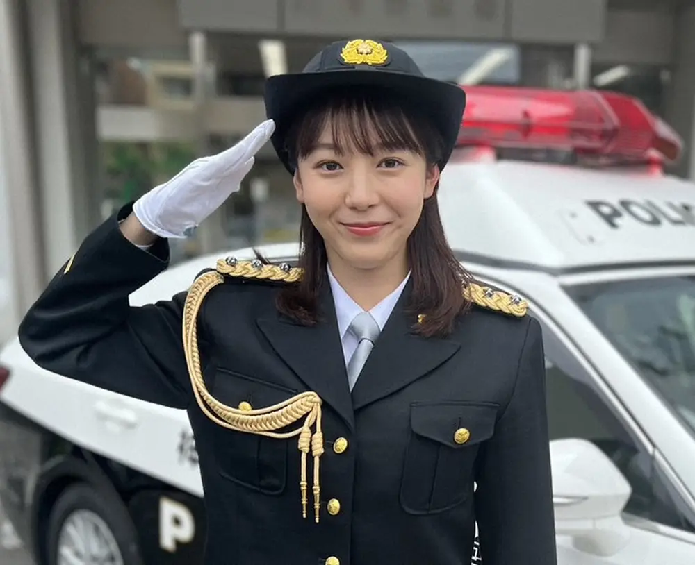 【画像・写真】森千晴　川崎警察署で1日署長　中・高の部活でチェロ担当　音楽隊の演奏に感動「艶やかで、音楽って…」