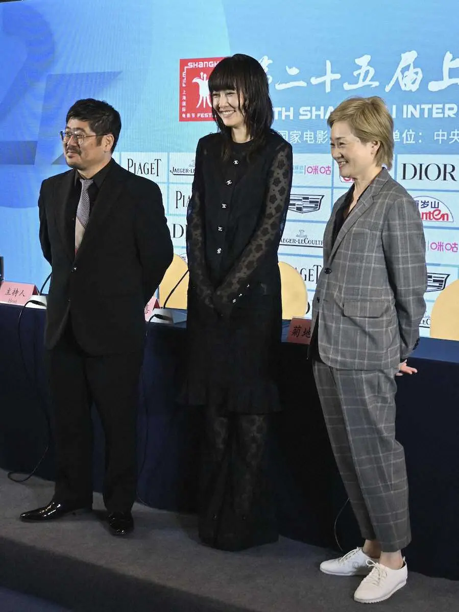 16日、上海国際映画祭で記者会見に臨む熊切和嘉監督（左）と菊地凛子さん（中央）＝中国上海市（共同）