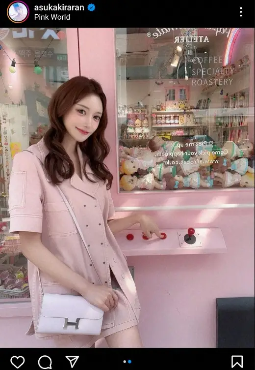 【画像・写真】明日花キララ　ピンクのジャケ＆パンツ“前髪なし”ショット公開に「惚れてまう」「ビジュ強すぎ」