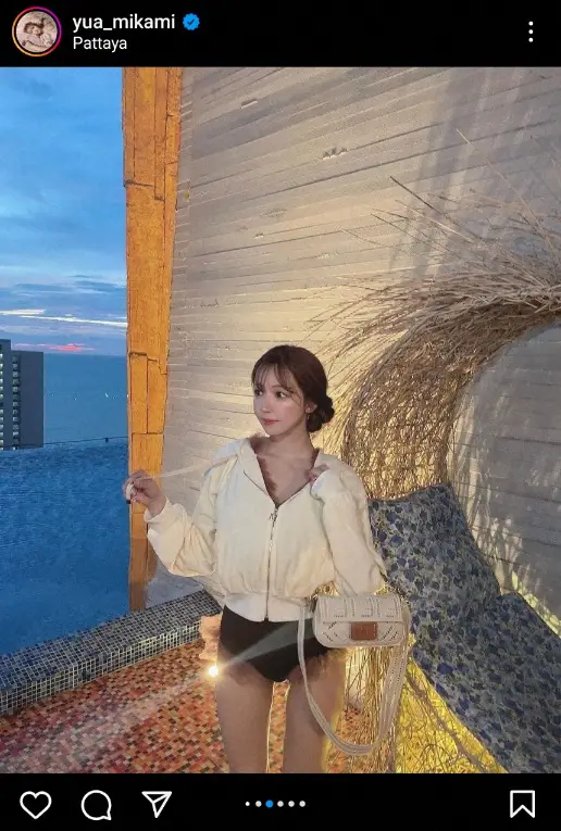 【画像・写真】三上悠亜　タイのプールで　背中“ぱっくり”水着姿披露に「かわゆすぎてため息」「サイコー」「天使」