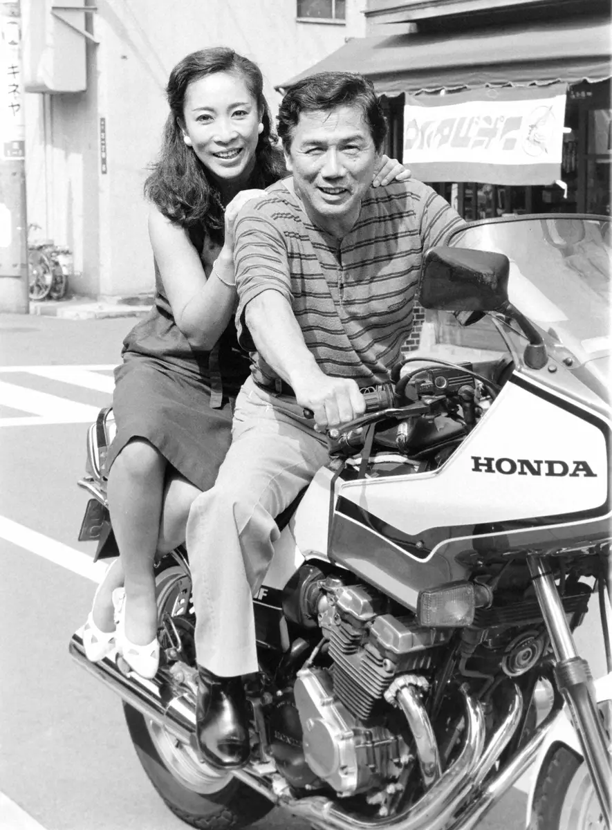 1983年8月、シングル「夫婦舟唄」のPRで、田端義夫さんとともにスポニチを訪問した際の白鳥みづえさん。バイクにまたがり笑顔