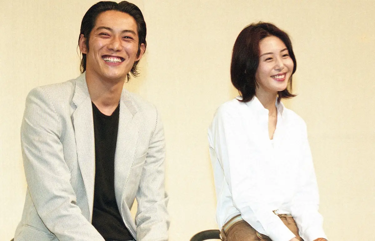 【画像・写真】足立梨花＆TATSU、異例の手話あり結婚会見　珍しくなった2ショット結婚会見　過去に江口＆森高ら