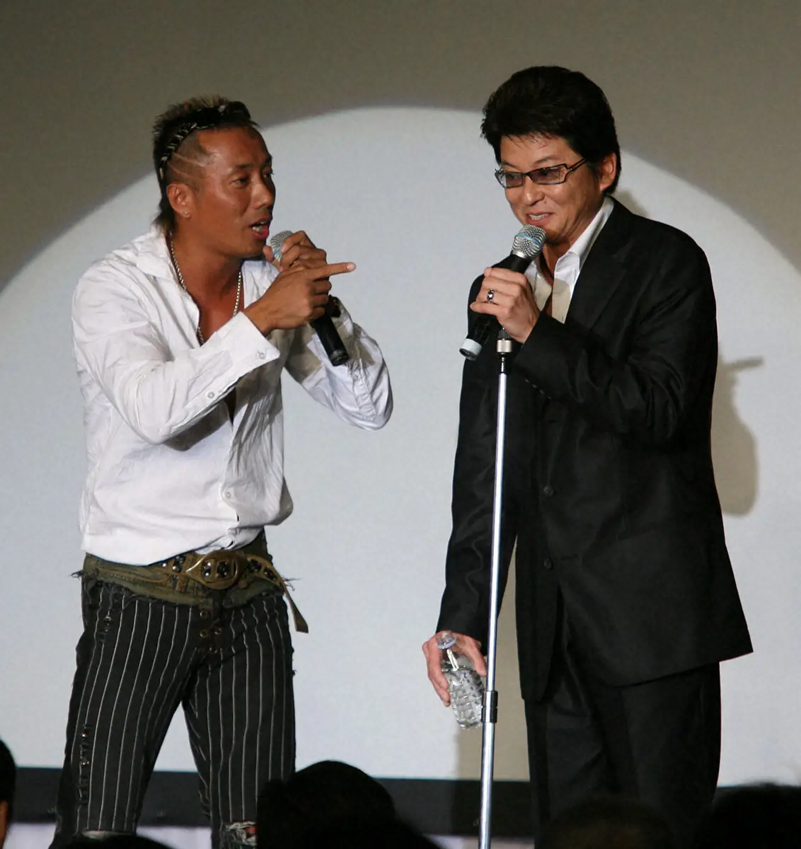 ステージ上で俳優・哀川翔と昔話に花を咲かせる歌手・長渕剛（左）