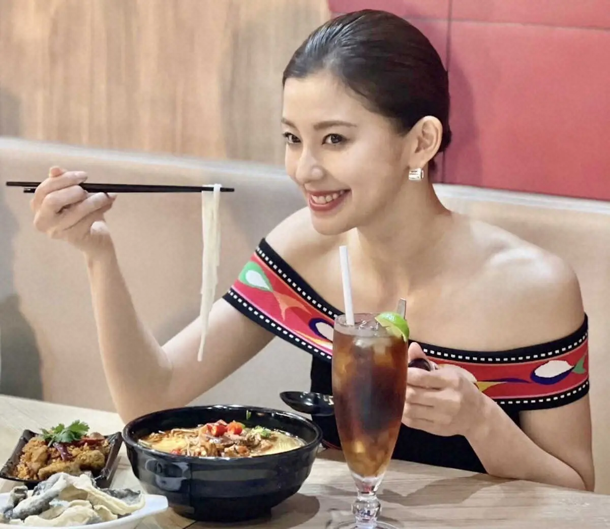 【画像・写真】朝比奈彩　香港でスパイスヌードル店イベントに登場「辛さのパンチ力が違う」