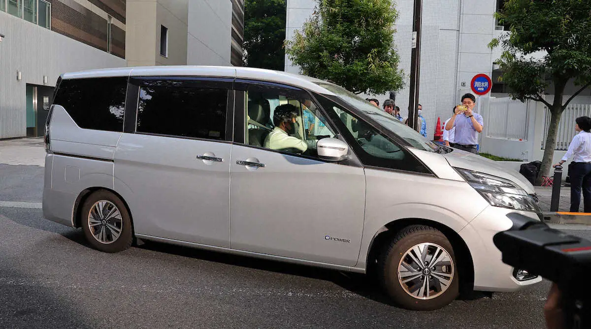 【画像・写真】市川猿之助容疑者を送検　車内は布で覆われ、姿は確認できず　「睡眠薬溶かして両親が飲みやすいように」