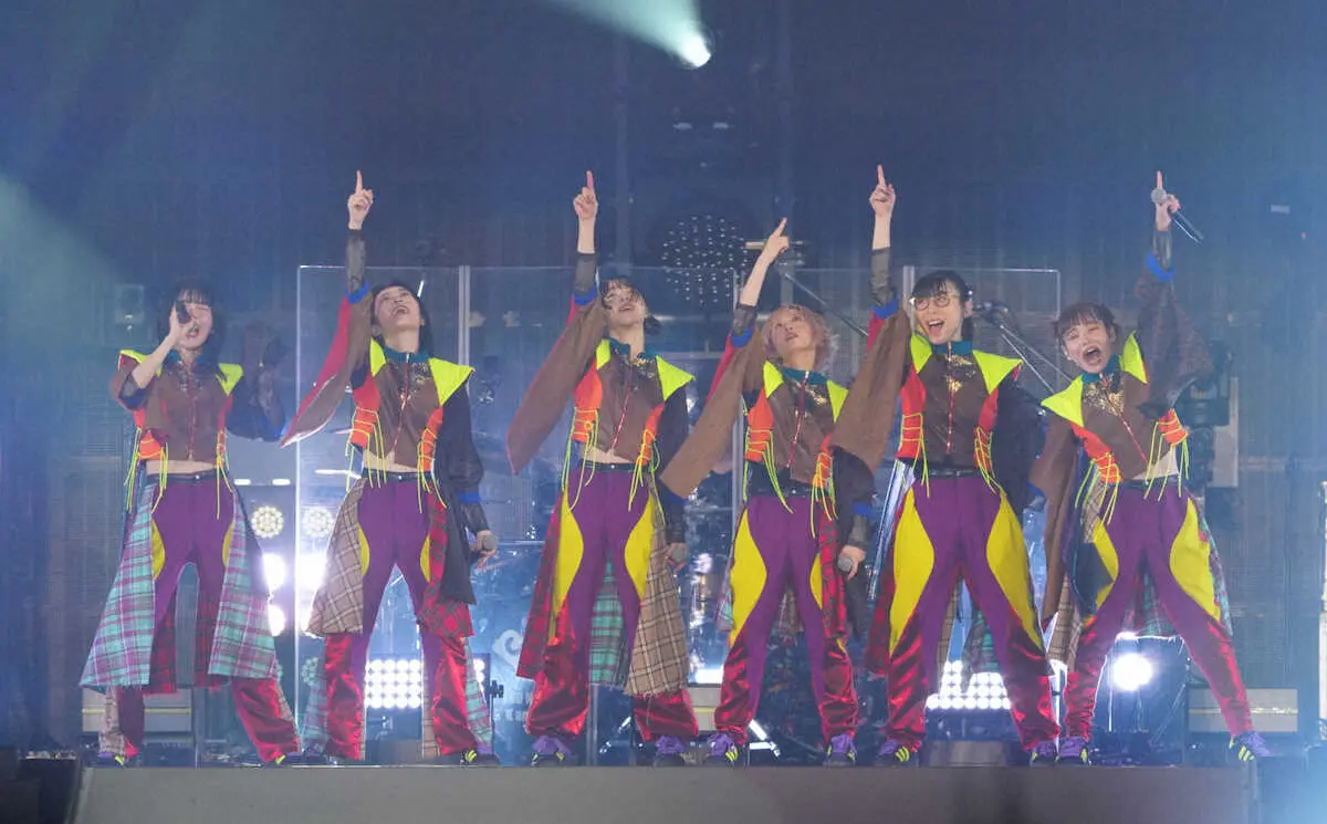 解散ライブで歌い踊るBiSH（左から）アイナ・ジ・エンド、リンリン、アユニ・D、モモコグミカンパニー、ハシヤスメ・アツコ、セントチヒロ・チッチ（撮影・島崎忠彦）