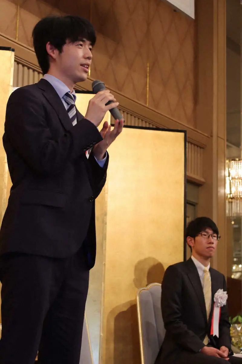 【画像・写真】棋聖戦第3局へ藤井棋聖「重要な一局。精いっぱい熱戦に」佐々木七段「全身全霊を尽くし2人で美しい譜を」